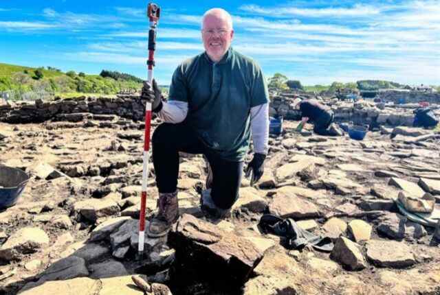 Le biochimiste à la retraite Dylan Herbert faisait du bénévolat sur le site d'excavation lorsqu'il est tombé sur la pierre sculptée.