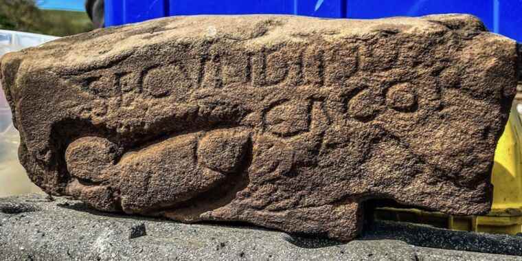 Un ancien soldat romain a sculpté un phallus avec une insulte personnelle dans cette pierre