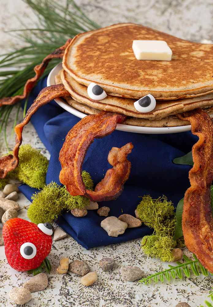 Un Flapjackarak de Bugsnax recréé avec de vrais pancakes et du bacon. 