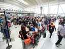 Files d'attente à l'aéroport international Pearson de Toronto qui ont été gravement exacerbées par les mandats COVID canadiens continus pour les voyageurs aériens. 