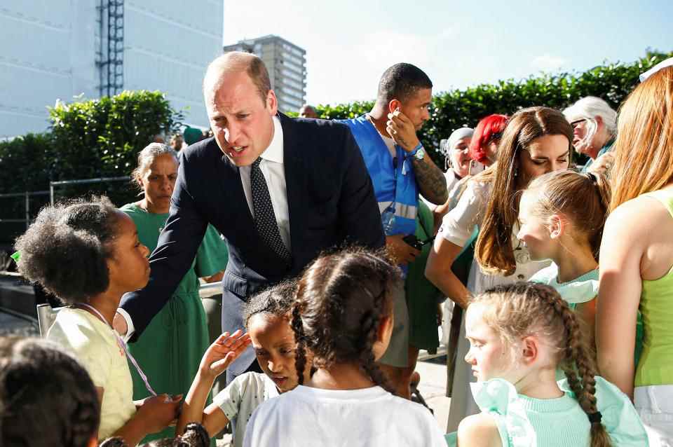 Le prince britannique William, duc de Cambridge et la britannique Catherine, duchesse de Cambridge s'entretiennent avec des survivants et des enfants endeuillés lors d'un service commémoratif au pied de la tour Grenfell à Londres, le 14 juin 2022, le cinquième anniversaire de l'incendie de la tour Grenfell où 72 personnes perdu leurs vies.  – Les noms des 72 personnes qui ont péri dans le pire incendie résidentiel de Grande-Bretagne depuis la Seconde Guerre mondiale ont été lus le 14 juin 2022 lors d'un service religieux marquant le cinquième anniversaire de l'incendie.  Les survivants et les familles des victimes de l'incendie de la tour Grenfell se sont réunis à l'abbaye de Westminster pour la première d'une journée d'événements pour se souvenir de la tragédie.  (Photo de PETER NICHOLLS / POOL / AFP) (Photo de PETER NICHOLLS/POOL/AFP via Getty Images)