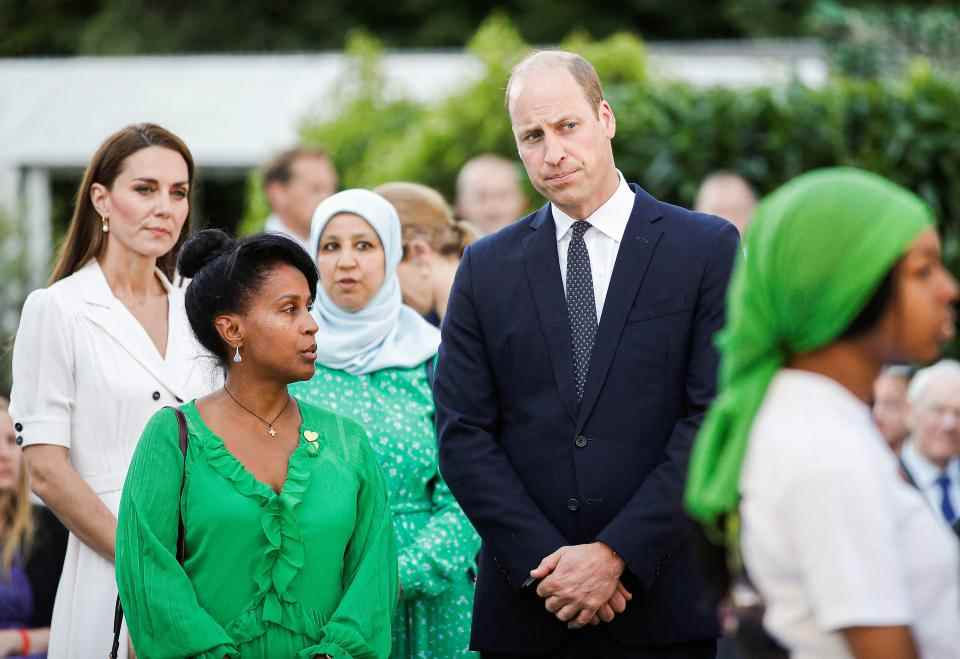 Le prince britannique William, duc de Cambridge (C) et la britannique Catherine, duchesse de Cambridge (L) assistent à un service commémoratif au pied de la tour Grenfell à Londres, le 14 juin 2022, le cinquième anniversaire de l'incendie de la tour Grenfell où 72 des gens ont perdu la vie.  – Les noms des 72 personnes qui ont péri dans le pire incendie résidentiel de Grande-Bretagne depuis la Seconde Guerre mondiale ont été lus le 14 juin 2022 lors d'un service religieux marquant le cinquième anniversaire de l'incendie.  Les survivants et les familles des victimes de l'incendie de la tour Grenfell se sont réunis à l'abbaye de Westminster pour la première d'une journée d'événements pour se souvenir de la tragédie.  (Photo de PETER NICHOLLS / POOL / AFP) (Photo de PETER NICHOLLS/POOL/AFP via Getty Images)