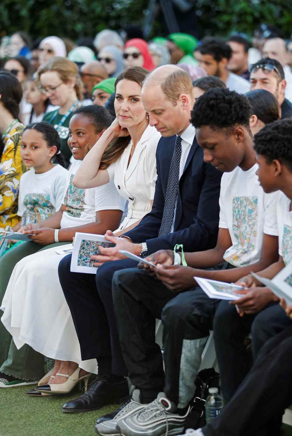 La britannique Catherine, duchesse de Cambridge et le prince britannique William, duc de Cambridge (C) assistent à un service commémoratif au pied de la tour Grenfell à Londres, le 14 juin 2022, le cinquième anniversaire de l'incendie de la tour Grenfell où 72 personnes ont perdu la vie .  – Les noms des 72 personnes qui ont péri dans le pire incendie résidentiel de Grande-Bretagne depuis la Seconde Guerre mondiale ont été lus le 14 juin 2022 lors d'un service religieux marquant le cinquième anniversaire de l'incendie.  Les survivants et les familles des victimes de l'incendie de la tour Grenfell se sont réunis à l'abbaye de Westminster pour la première d'une journée d'événements pour se souvenir de la tragédie.  (Photo de PETER NICHOLLS / POOL / AFP) (Photo de PETER NICHOLLS/POOL/AFP via Getty Images)