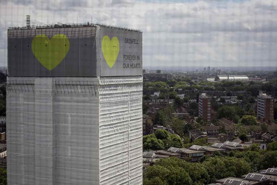 Une bannière avec un cœur vert est enroulée autour de la tour Grenfell un an après l'incendie, qui a fait 72 morts.  (Photo de Victoria Jones/PA Images via Getty Images)