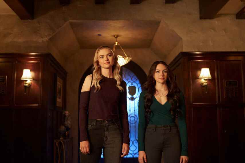 Jenny Boyd comme Lizzie Saltzman et Danielle Rose Russell comme Hope Mikaelson dans Legacies