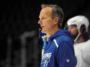 Jon Cooper, entraîneur-chef du Lightning de Tampa Bay, lors de la journée des médias pour la finale de la coupe Stanley 2022 à Ball Arena.