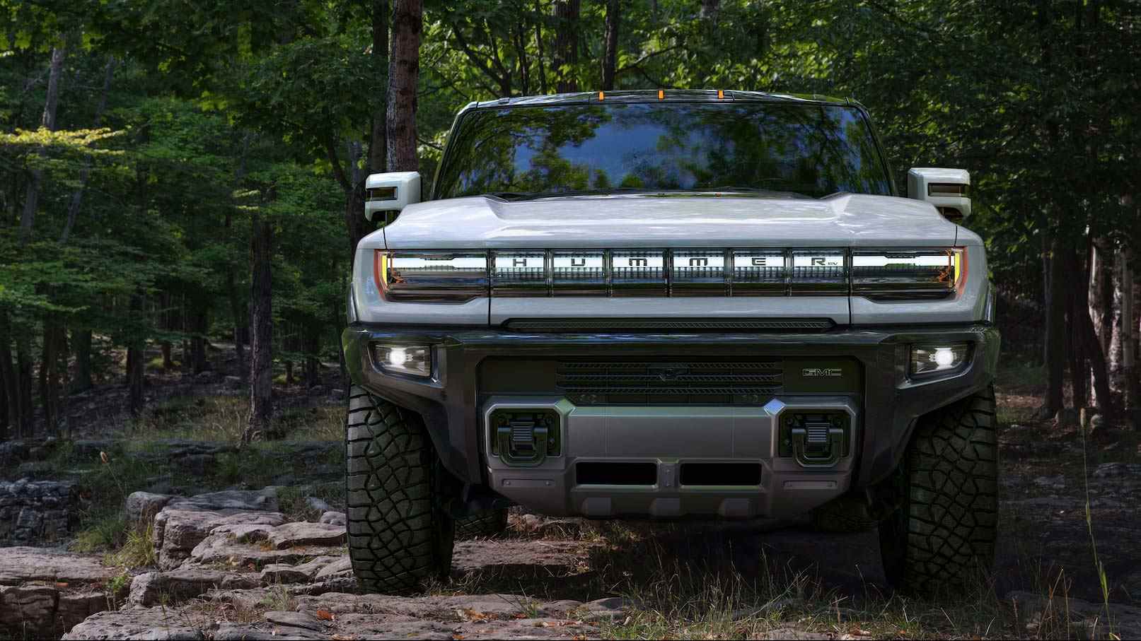 GMC Hummer EV Edition1 vue de face en bois