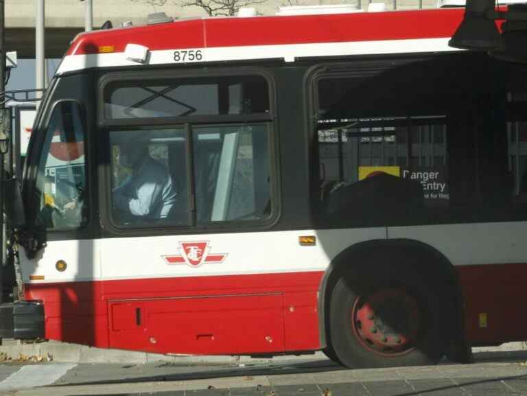 Une femme brutalement incendiée lors d’une attaque aléatoire présumée contre un bus de Toronto