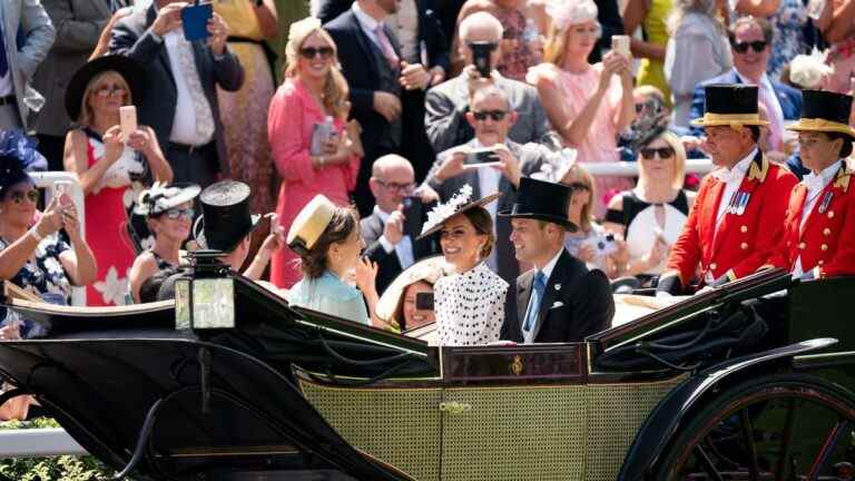 Sourire de la duchesse de Cambridge alors qu’elle semble soutenir la gagnante d’Ascot