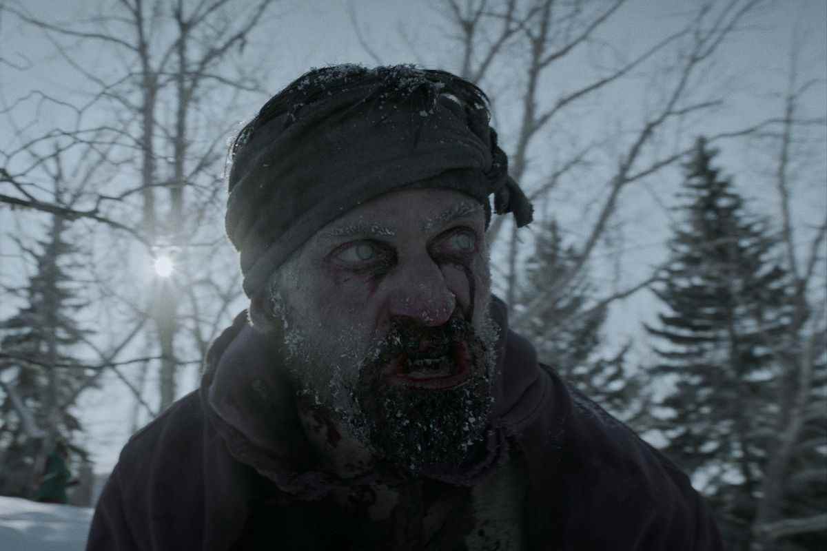 Un zombie très froid a de la glace dans sa barbe dans Black Summer.