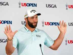 Jon Rahm s'adresse aux médias lors d'une conférence de presse pour le tournoi de golf de l'US Open.