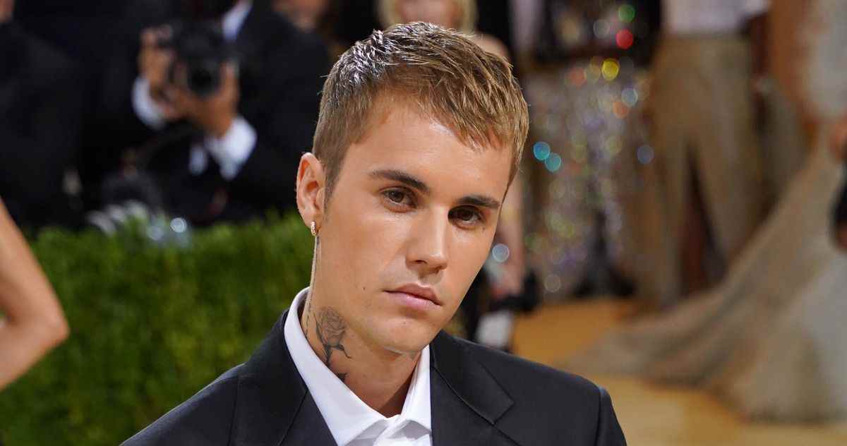 Justin Bieber prend l'été pour se remettre d'une paralysie faciale
