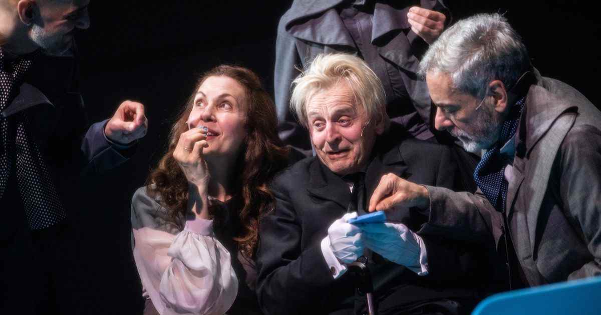 Dans The Orchard, Baryshnikov joue avec un bras robotique
