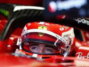 Charles Leclerc de Ferrari se prépare à conduire dans le garage lors des derniers essais avant le Grand Prix du Canada sur le circuit Gilles Villeneuve à Montréal le 18 juin 2022.