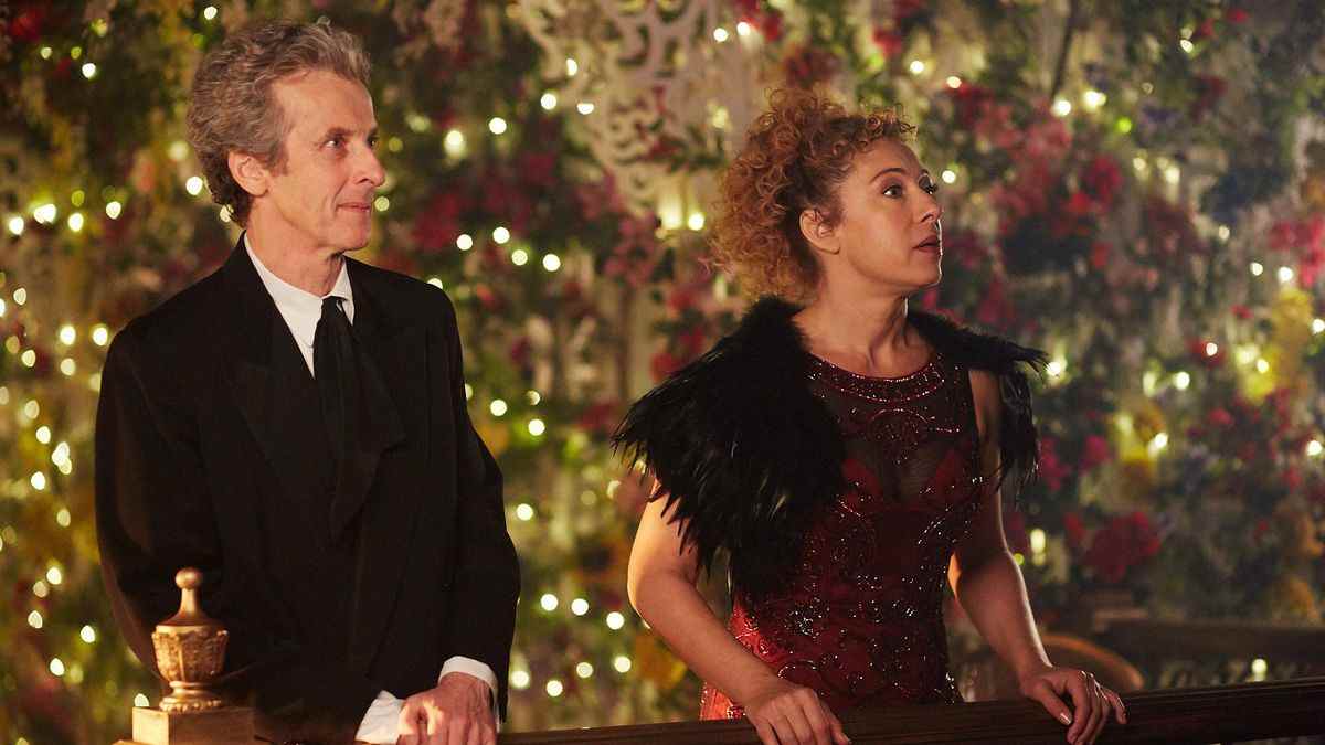 Le douzième docteur et River Song se tiennent devant un arbre de Noël