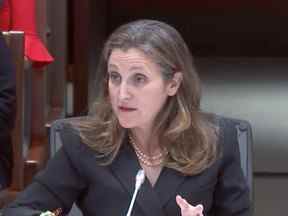 La ministre fédérale des Finances, Chrystia Freeland, témoigne devant la commission parlementaire chargée d'étudier l'utilisation de la Loi sur les mesures d'urgence, le 14 juin 2022.