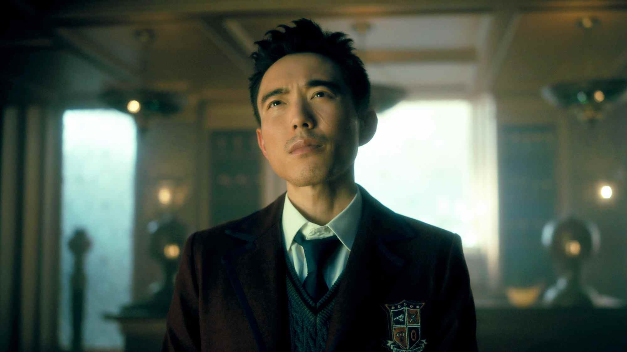 Justin H.Min comme Ben dans The Umbrella Academy