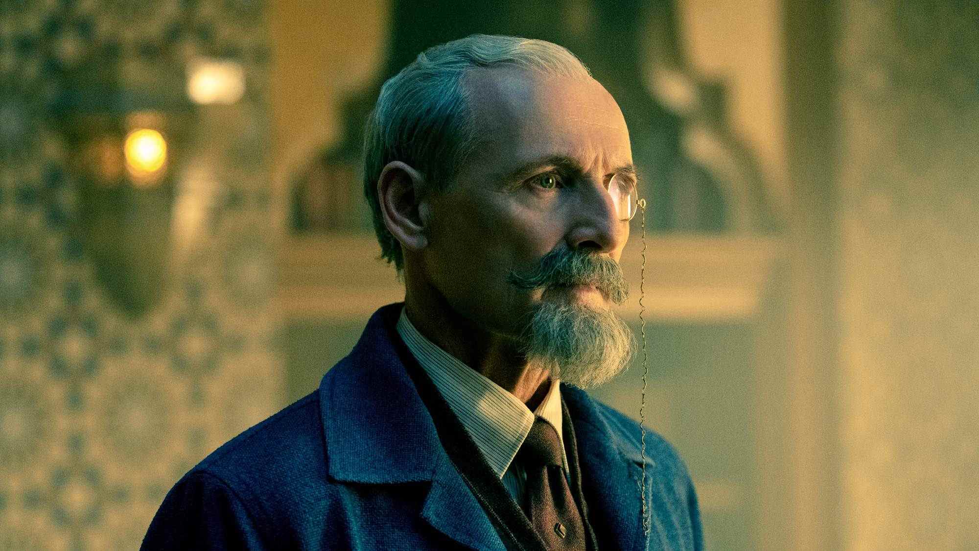 Colm Feore dans le rôle de Sir Reginald Hargreeves dans The Umbrella Academy