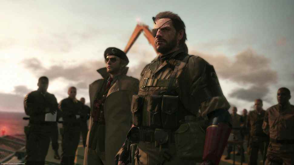 Metal Gear Solid 5 serpent debout à côté d'un soldat