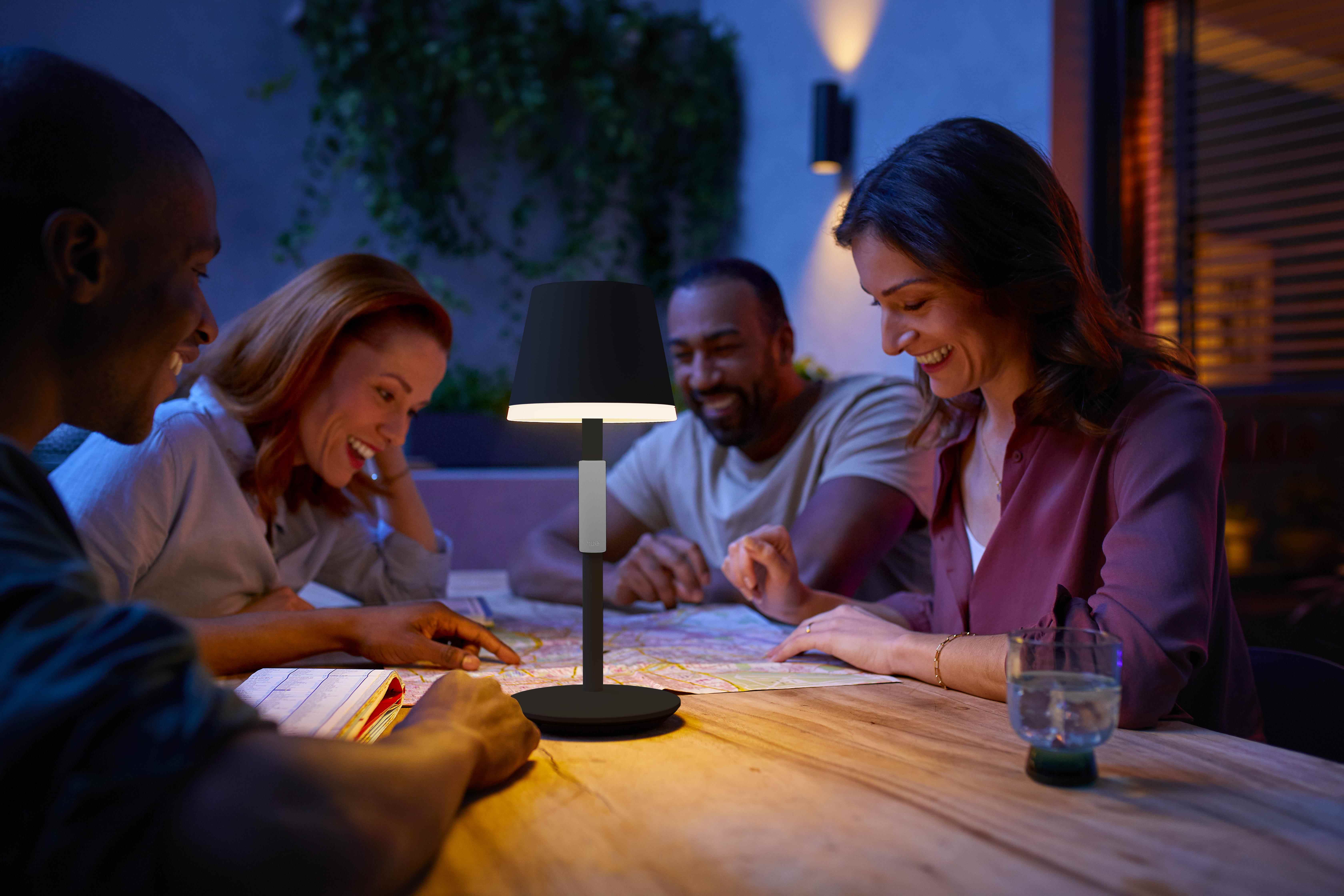 une photo lifestyle de la lampe de table portable Philips Hue Go