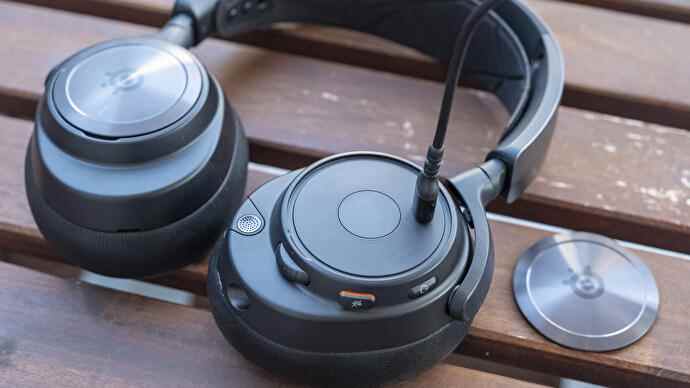 casques de jeu sans fil arctis nova pro et nova pro de steelseries avec leurs stations de base