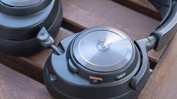 casques de jeu sans fil arctis nova pro et nova pro de steelseries avec leurs stations de base