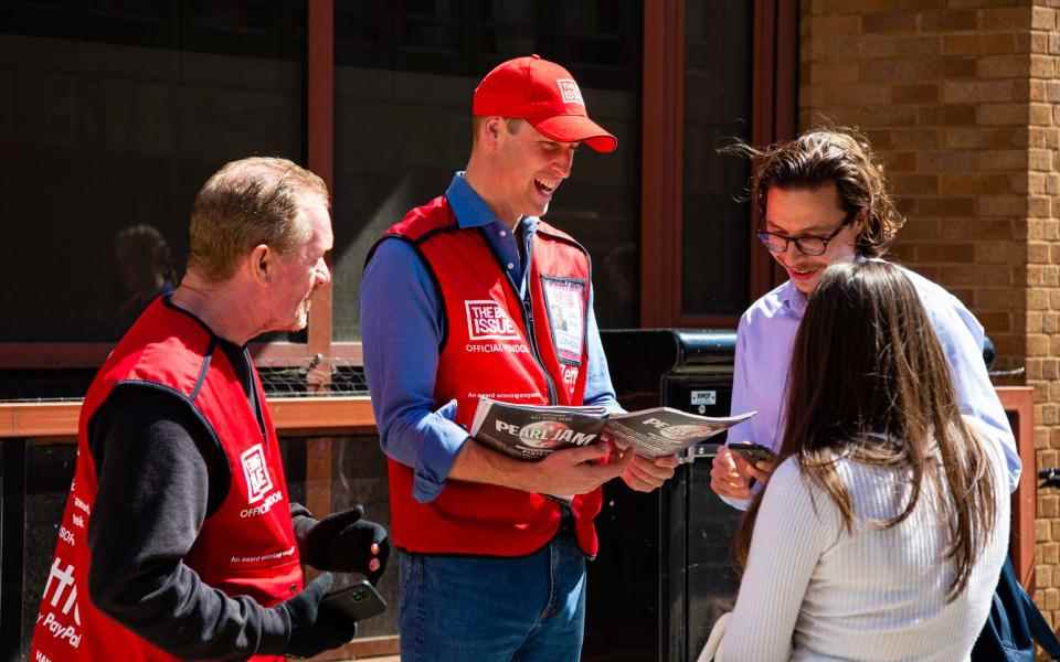 Les passants ont été quelque peu surpris de voir le duc vendre le Big Issue