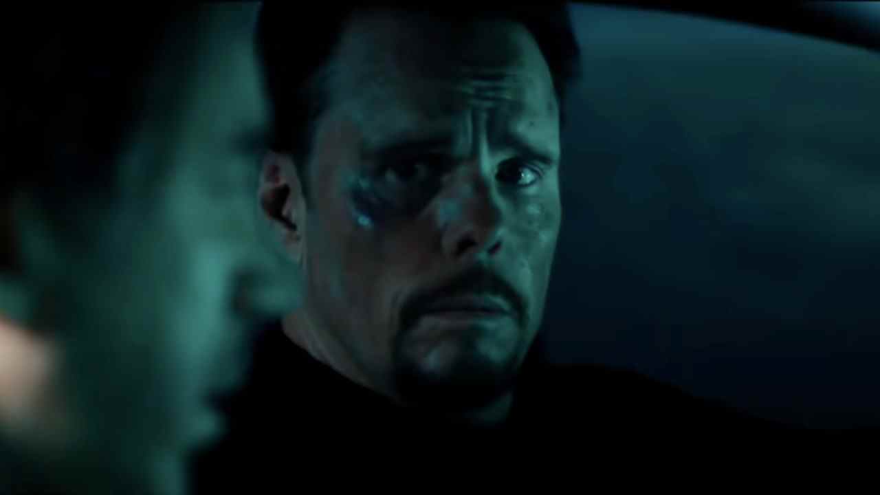 Kevin Dillon conduit la nuit avec un visage inquiet et meurtri dans A Day To Die.