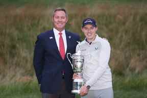 Matt Fitzpatrick (R) d'Angleterre pose avec le trophée de l'US Open Championship aux côtés de Mike Whan (L), PDG de l'USGA, après avoir remporté la finale du 122e US Open Championship au Country Club le 19 juin 2022 à Brookline, Massachusetts.  (Photo de Warren Little/Getty Images)