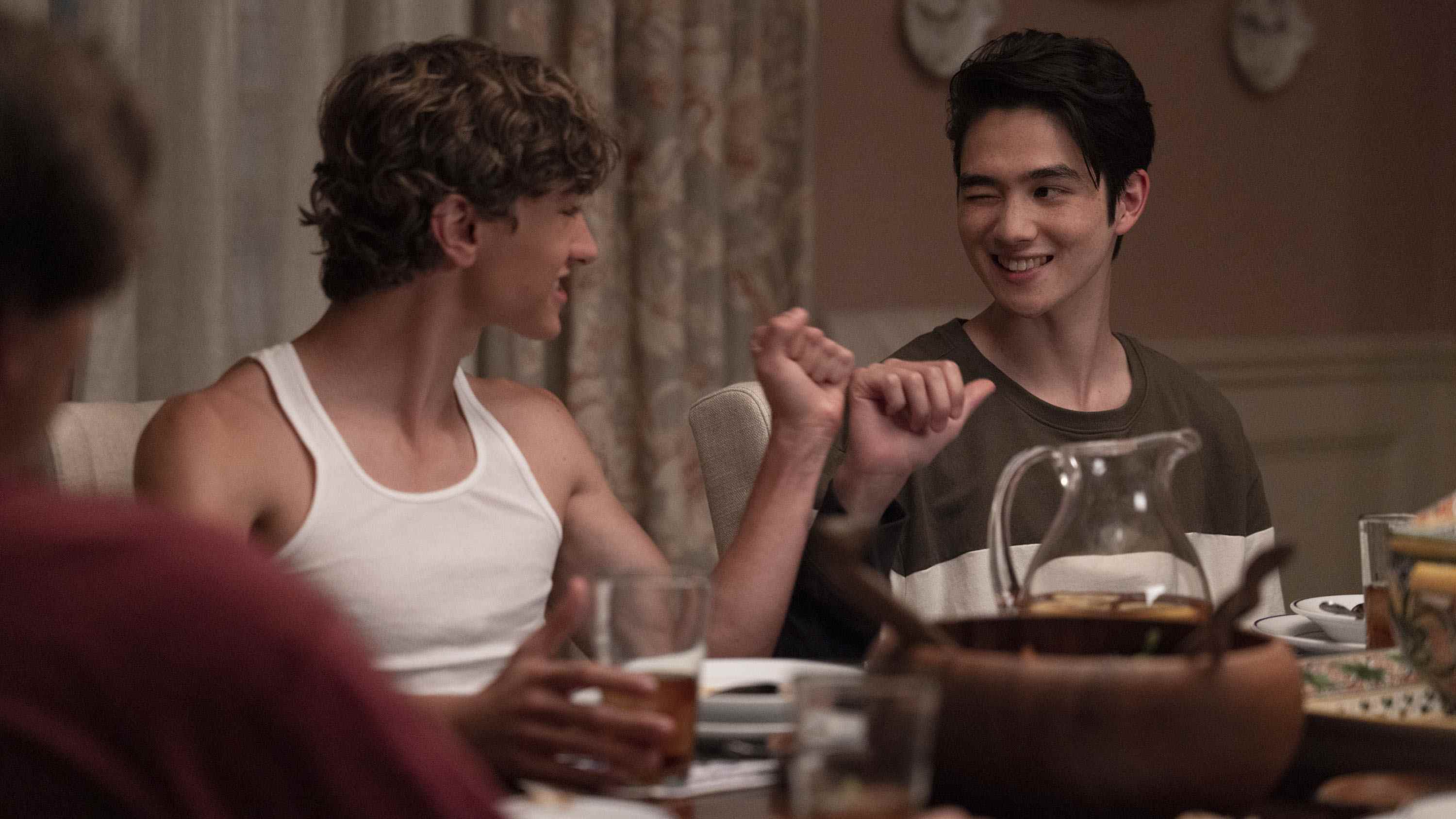 Gavin Casalegno (Jeremiah) et Sean Kaufman (Steven) se cognent la main dans The Summer I Turned Pretty