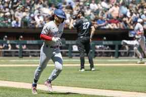 L'arrêt-court des Blue Jays, Bo Bichette, fait le tour des bases après avoir réussi un grand chelem contre les White Sox de Chicago lors de la quatrième manche au champ de taux garanti.  (Kamil Krzaczynski-USA TODAY Sports)