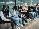 Des gens ont fait la queue devant le bureau de Passeport Canada au centre-ville de Toronto, le 25 avril 2022.