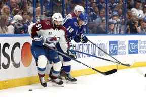 L'attaquant de l'Avalanche Nazem Kadri, à gauche, défend contre Ondrej Palat, à droite, du Lightning lors de la troisième période du quatrième match de la finale de la Coupe Stanley à l'Amalie Arena de Tampa, en Floride, le mercredi 22 juin 2022.