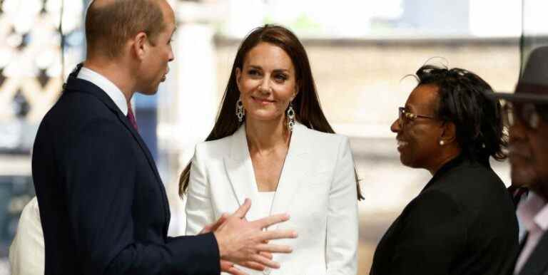 La duchesse Kate est ravissante dans un costume blanc pour célébrer le jour de la ruée vers le vent