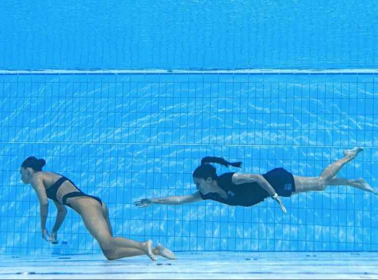 Un entraîneur sauve de façon spectaculaire un nageur artistique qui s’est évanoui dans la piscine lors des championnats du monde