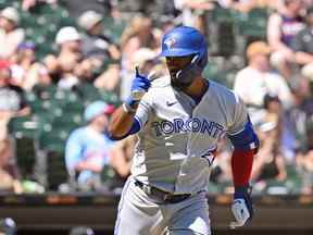 Teoscar Hernandez fait un geste vers la pirogue des Blue Jays après son coup de circuit de deux points lors de la septième manche contre les White Sox de Chicago au Guaranteed Rate Field le 22 juin 2022 à Chicago, Illinois.