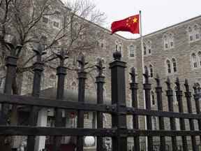 Le drapeau de la République populaire de Chine flotte à l'ambassade de Chine à Ottawa, le 22 novembre 2019.