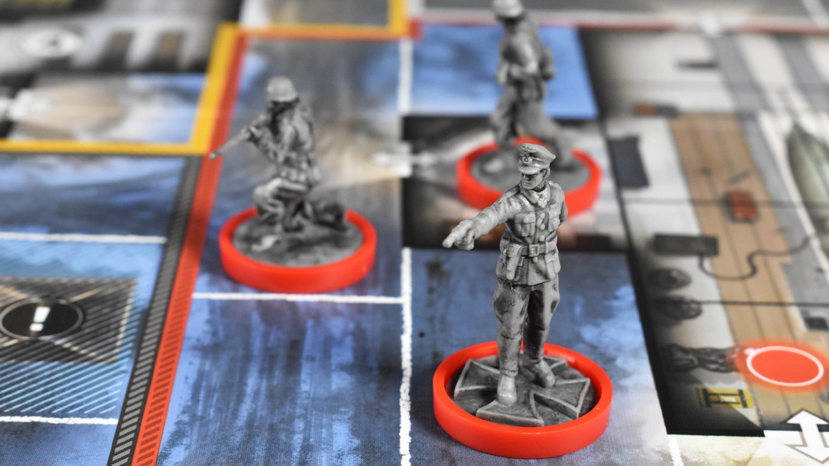 gros plan des pièces de jeu et du plateau pour Sniper Elite: The Board Game