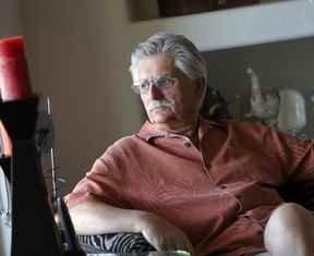 Ce 20 mai 2014, une photo d'archive montre Fred Goldman, le père de la victime du meurtre Ron Goldman, dans sa maison à Peoria, en Arizona. (AP Photo/Matt York)