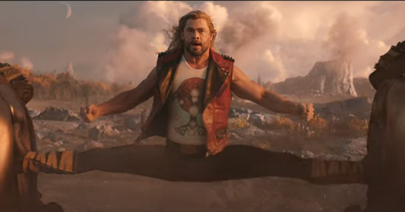 Chris Hemsworth « fait » le grand écart dans la nouvelle bande-annonce de Thor : Love and Thunder
