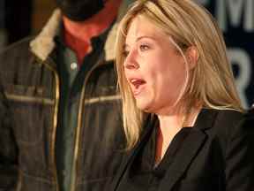 Michelle Rempel Garner s'adresse aux médias après avoir remporté sa circonscription de Calgary aux élections fédérales de 2021.