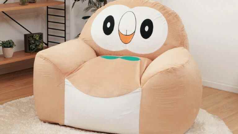 Aléatoire : ce fauteuil confortable Rowlet est le siège câlin parfait.
