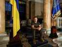 Le président ukrainien Volodymyr Zelenskyy pose après une interview avec Reuters à Kyiv, Ukraine, le 1er mars 2022.