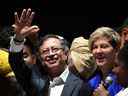 Le président colombien nouvellement élu Gustavo Petro, au centre, fait la fête aux côtés de son épouse Veronica Alcocer et de sa colistière Francia Marquez à Bogota, dimanche après avoir remporté le second tour de l'élection présidentielle.  Petro a déclaré vouloir arrêter les enchères de nouveaux blocs d'exploration pétrolière et gazière.