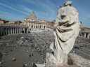 Vue générale de la place Saint-Pierre pendant la messe alors que le pape François canonise dix nouveaux saints au Vatican, le 15 mai 2022.