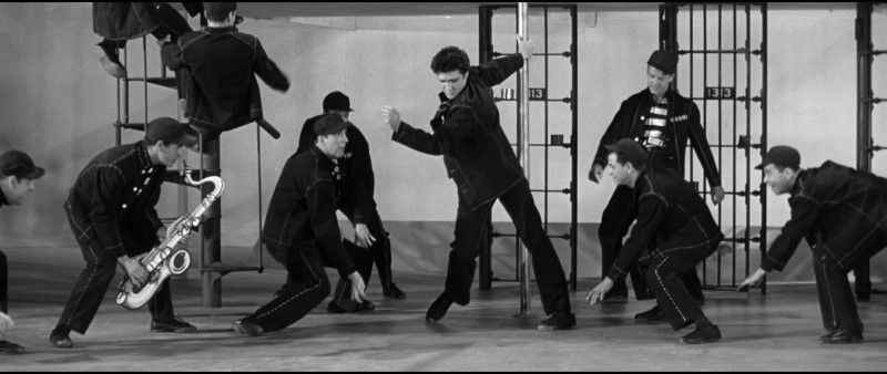 Elvis virevolte dans Jailhouse Rock