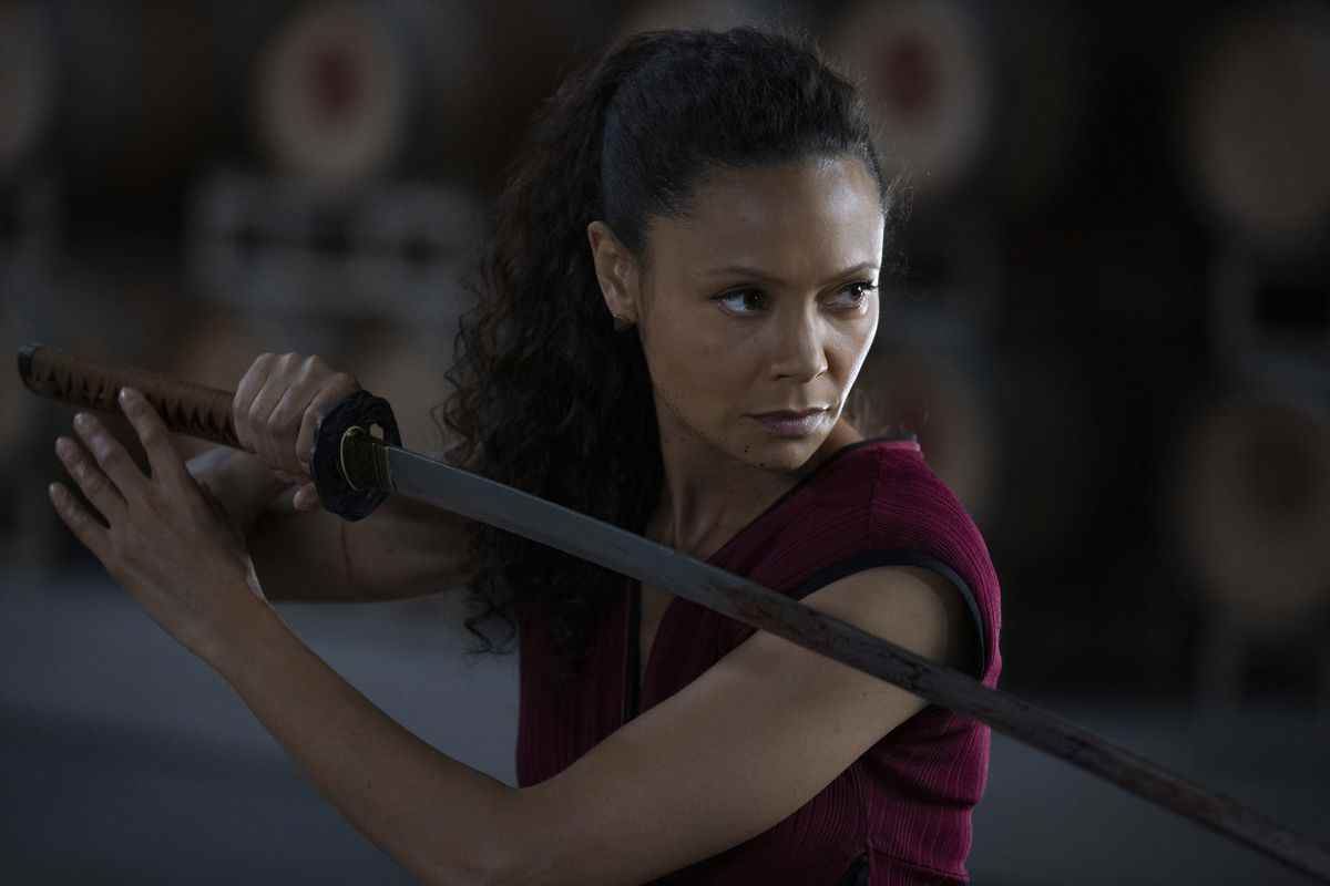 Thandiwe Newton dans le rôle de Maeve Millay tenant un katana dans la saison 3 de Westworld.