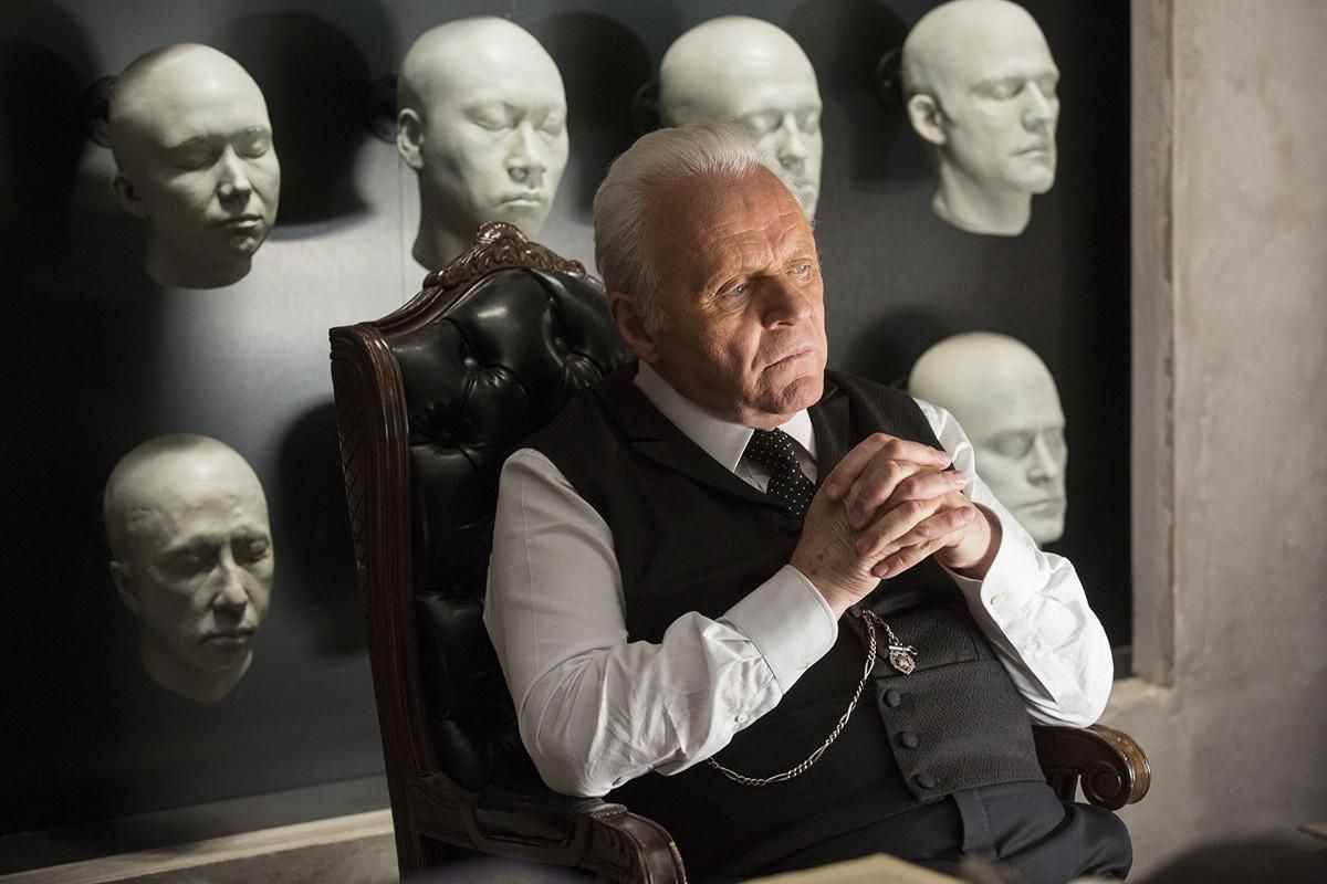 Westworld - Dr Robert Ford dans son bureau