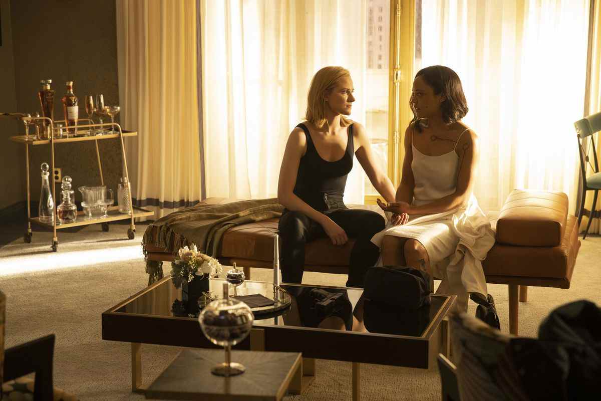 Evan Rachel Wood et Tessa Thompson dans le rôle de Delores Abernathy et Charlotte Hale (Charlotte-Delores) dans la saison 3 de Westworld.