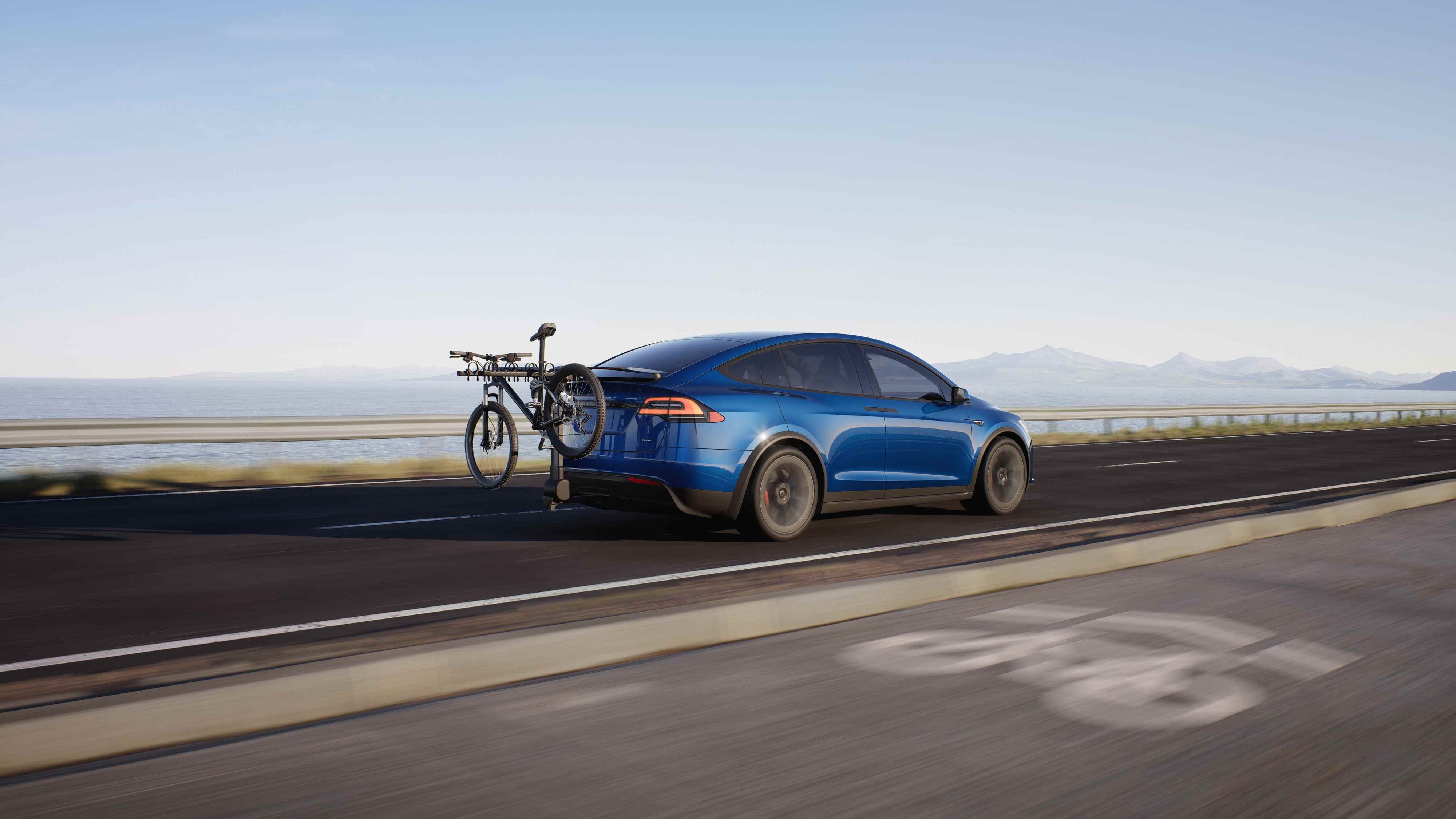 tesla modèle x plaid avec porte-vélos